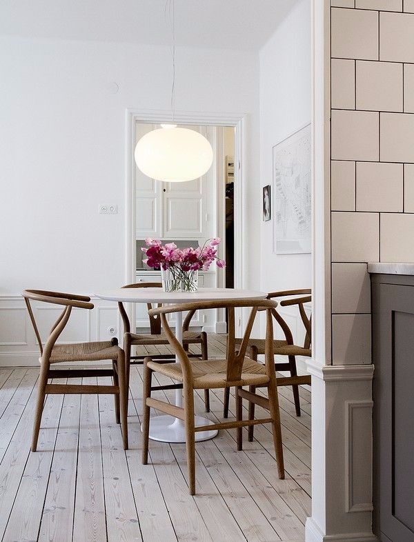 Bộ bàn ghế ăn tròn phù hợp với căn bếp có diện tích nhỏ