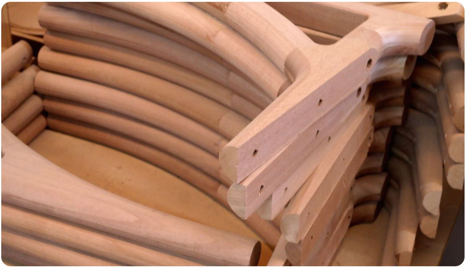 Thợ lắp ráp khung gỗ Woodpro, căn chỉnh các chi tiết gỗ trong quá trình hoạt động.