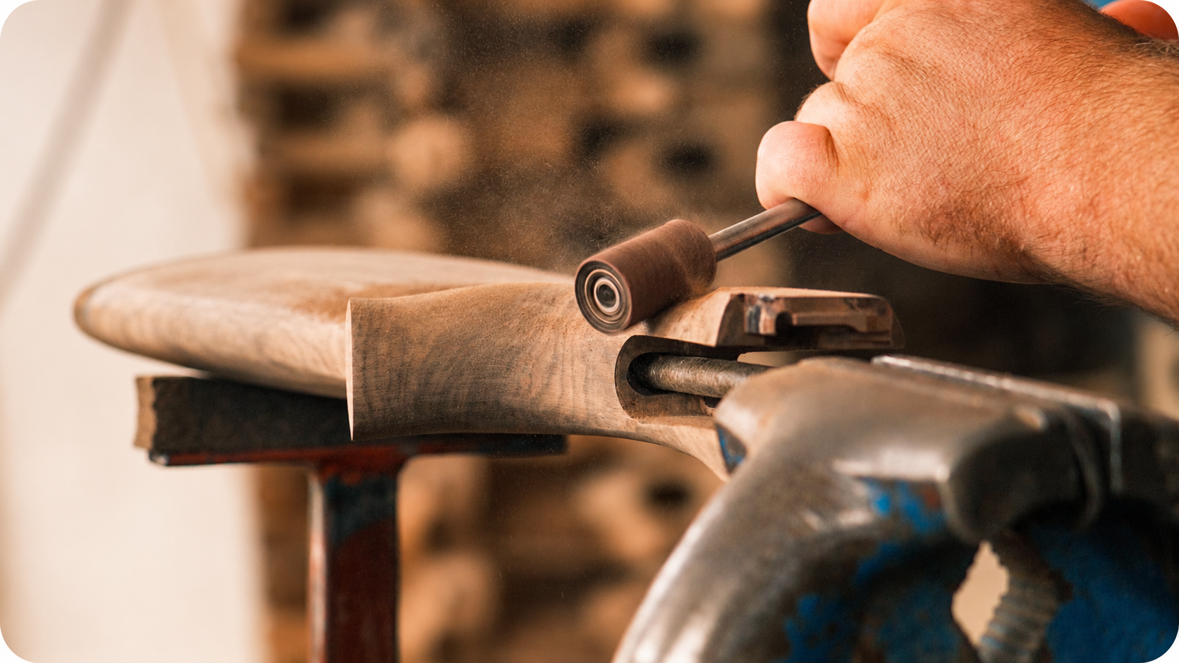 Thợ lắp ráp khung gỗ Woodpro, căn chỉnh các chi tiết gỗ trong quá trình hoạt động.