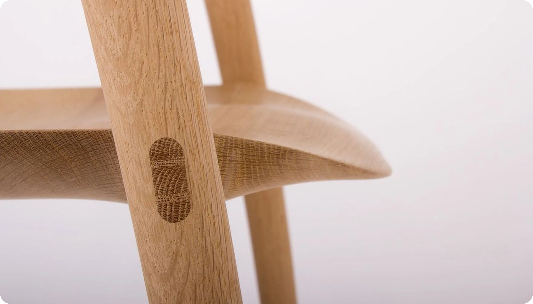 Thợ lắp ráp khung gỗ Woodpro, căn chỉnh các chi tiết gỗ trong quá trình hoạt động.